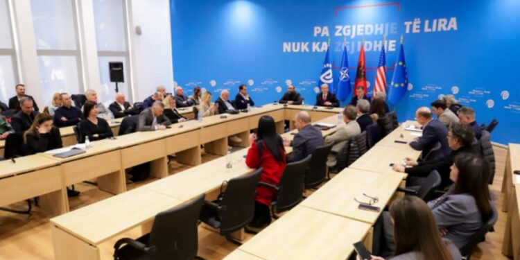 Padia në Kushtetuese kundër Endrit Shabanit e greva e urisë në ambientet e Kuvendit! Çfarë u diskutua në mbledhjen me dyer të mbyllura të PD