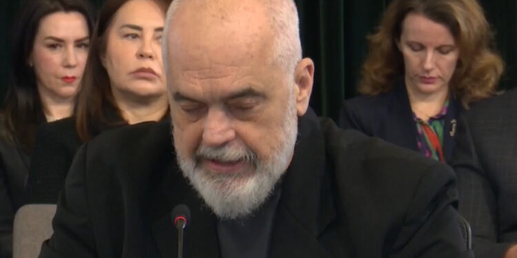 “Une e shoh gotën gjysëm plotë”/ Rama në Konferencën për Informimin: Pavarësisht progresit, jemi poshtë