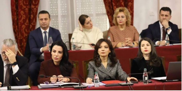 E nxirë tërësisht, Belinda Balluku ka marrë çehre burgu