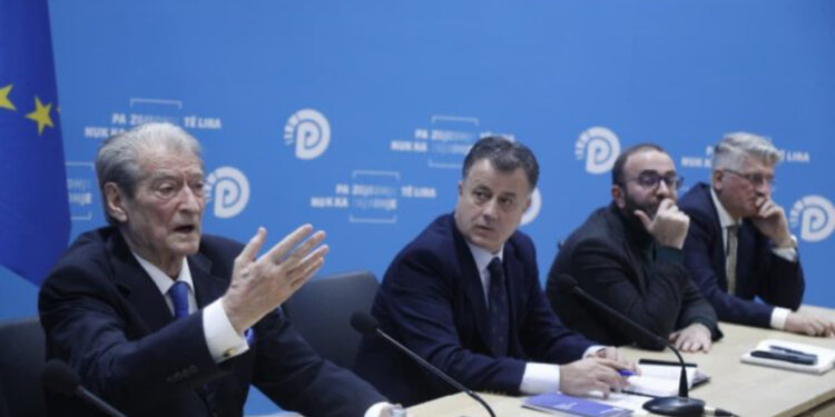 Debate në mbledhjen e Këshillit Kombëtar/ Dritan Burgia largohet nga salla në mënyrë demonstrative: Ne vijmë të flasim, ju na ndaloni!