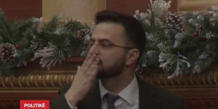 Endrit Shabani betohet si Avokat i Popullit dhe i jep puthje deputetëve të opozitës