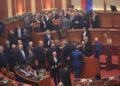 FOTO-LAJM/ Ujë, flakadanë dhe përplasje të dhunshme… Çfarë nuk u pa nga seanca e tensionuar sot në Kuvend?