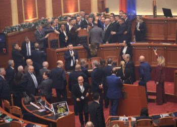 FOTO-LAJM/ Ujë, flakadanë dhe përplasje të dhunshme… Çfarë nuk u pa nga seanca e tensionuar sot në Kuvend?