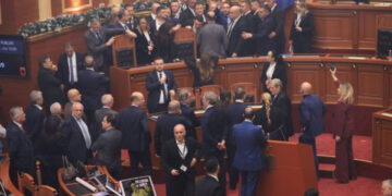 FOTO-LAJM/ Ujë, flakadanë dhe përplasje të dhunshme… Çfarë nuk u pa nga seanca e tensionuar sot në Kuvend?