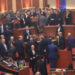 FOTO-LAJM/ Ujë, flakadanë dhe përplasje të dhunshme… Çfarë nuk u pa nga seanca e tensionuar sot në Kuvend?