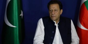 Imran Khan dhe bashkëshortja e tij shpallen fajtorë për mashtrim dhe marrje të paligjshme të dhuratave shtetërore, duke iu shtuar kështu vitet e dënimit me burg.