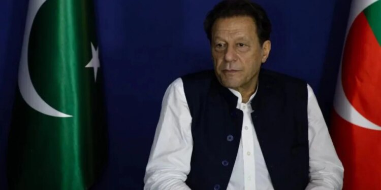 Imran Khan dhe bashkëshortja e tij shpallen fajtorë për mashtrim dhe marrje të paligjshme të dhuratave shtetërore, duke iu shtuar kështu vitet e dënimit me burg.