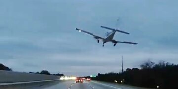 Incident i tmerrshëm në Florida: Avioni godet automjetin në autostradë, shoferja e lënduar.