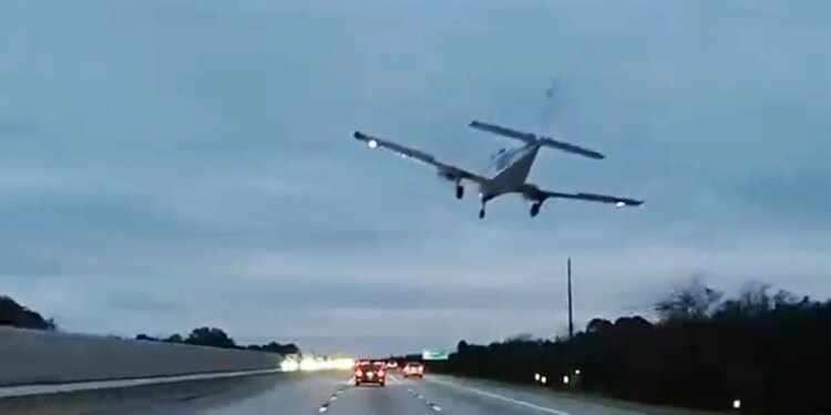 Incident i tmerrshëm në Florida: Avioni godet automjetin në autostradë, shoferja e lënduar.