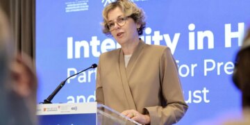 Integriteti në Shëndetësi: Ministrja Sala thekson nevojën për transparencë, komunikim të qartë dhe respekt për pacientët.