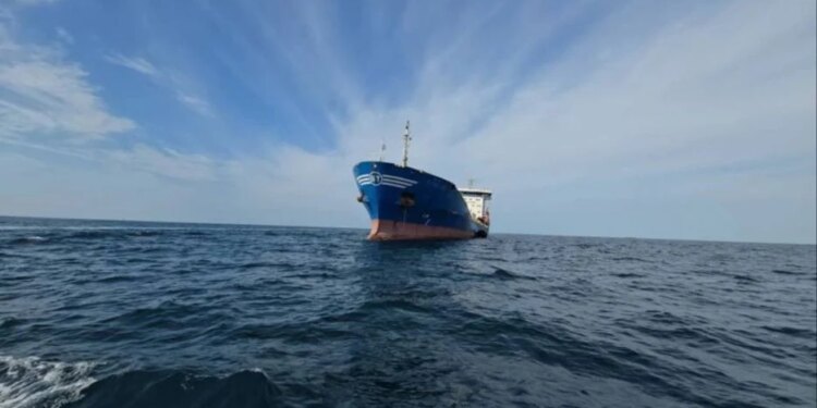 Irani kap një anije cisternë në Gjirin e Omanit me 6 milionë litra naftë të kontrabanduar.