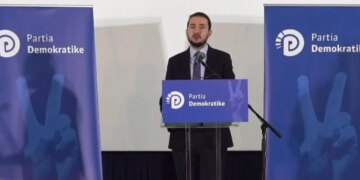 Ish-deputeti Salinj mbledh një numër të madh njerëzish në Gjirokastër, kritika ndaj PD-së për Avokatin e Popullit: Nuk po mbështet qytetarët e saj.