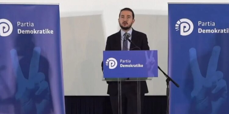 Ish-deputeti Salinj mbledh një numër të madh njerëzish në Gjirokastër, kritika ndaj PD-së për Avokatin e Popullit: Nuk po mbështet qytetarët e saj.