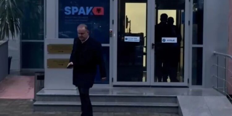 Ish-drejtori i Burgjeve, Agim Ismaili, largohet nga SPAK së bashku me avokatin pas përfundimit të hetimeve ndaj tij.