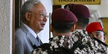 Ish-kryeministri i Malajzisë dënohet me 15 vite burg për skandalin e fondeve shtetërore.