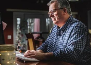 Ish-oficeri i policisë arrestohet pas publikimit të një meme në rrjetet sociale me fjalimin e Trumpit: Ai njofton se do të ngrejë padi për shkelje të të drejtave.