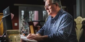 Ish-oficeri i policisë arrestohet pas publikimit të një meme në rrjetet sociale me fjalimin e Trumpit: Ai njofton se do të ngrejë padi për shkelje të të drejtave.