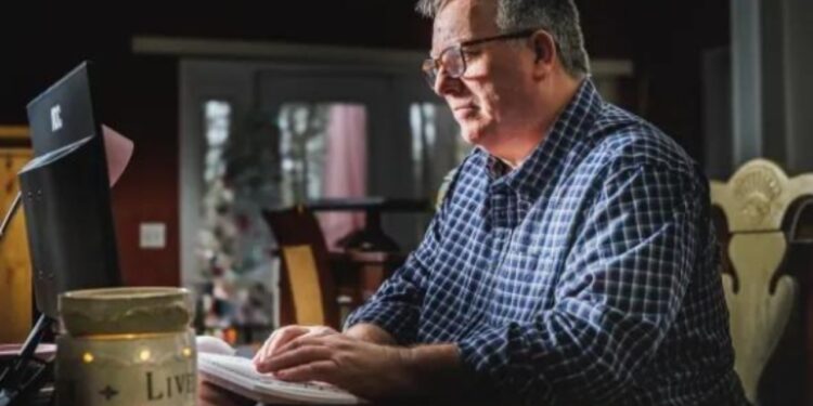 Ish-oficeri i policisë arrestohet pas publikimit të një meme në rrjetet sociale me fjalimin e Trumpit: Ai njofton se do të ngrejë padi për shkelje të të drejtave.