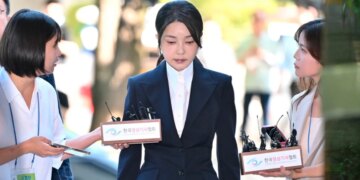 Ish-zonja e parë e Koresë së Jugut përballet me rrezikun e 15 viteve burg pasi ka pranuar dhurata që kapin vlerën mbi 200,000 dollarë.