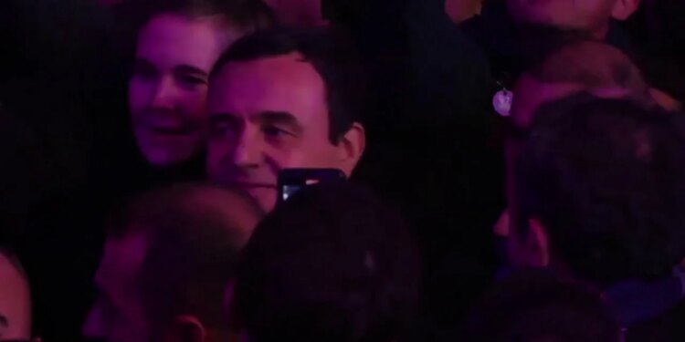 “Jemi trefish më të shpejtë se konkurrenca,” thotë Kurti në mbylljen e fushatës elektorale: Një miliard euro për investime në forcimin e ushtrisë.