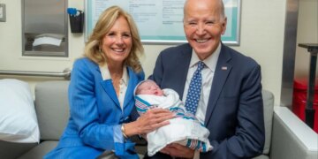 Joe Biden u jep urimet e Krishtlindjes përmes një fotografie me stërnipin e tij: Willie simbolizon shpresën për të ardhmen.