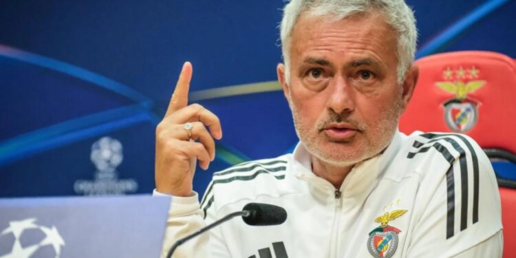 Jose Mourinho rikthehet në fokus; ‘kryen’ një sulm ndaj gazetarëve në konferencën për shtyp.