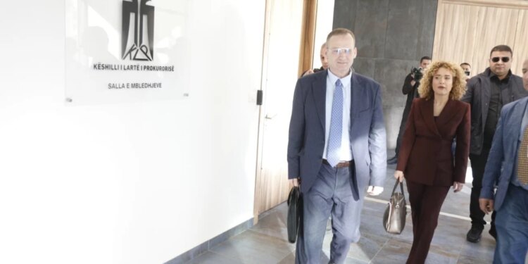 Kandidatë për drejtuesin e ri të SPAK, pas Adnand Xholit, janë Doloreza Musabelliu dhe Elvin Gokaj, që kanë arritur në KLP.