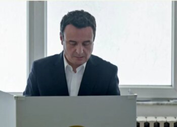 Kandidati i Lëvizjes Vetëvendosje për kryeministër, Albin Kurti, ushtron të drejtën e tij të votës në Prishtinë.