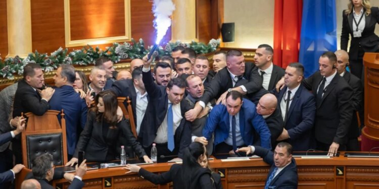 Kaos dhe dhunë në Kuvend: Konfrontimet përcillen nga mediat ndërkombëtare, opozita zë vendet e ministrave, ndërhyn Garda.