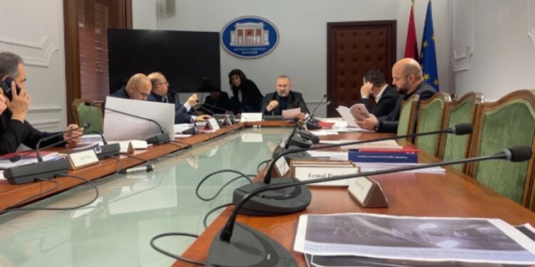 Kaos në Kuvend: Sekretari i Etikës shqipton 30 ditë përjashtim për 6 deputetë të PD-së, ndërsa për 23 të tjerë jep vetëm tërheqje vëmendjeje.