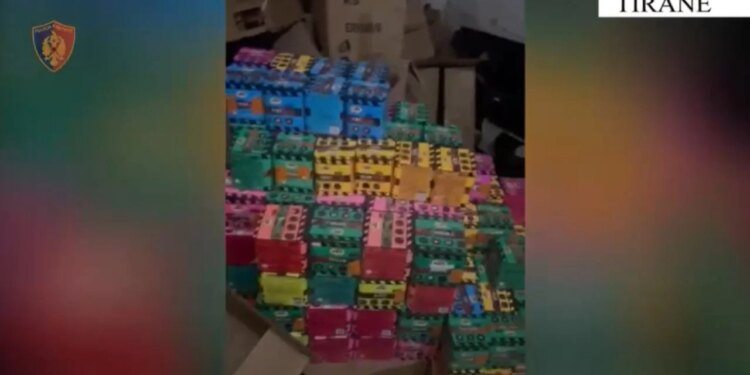 Kapanon me qindra fishekzjarrë zbulohet, arrestohet 24-vjeçari në Tiranë