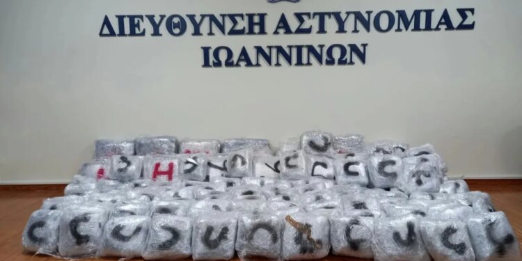 Kapen 215 kg kanabis në Janinë, shqiptarja përplaset me policinë dhe shkakton dëme në automjetet e tyre.