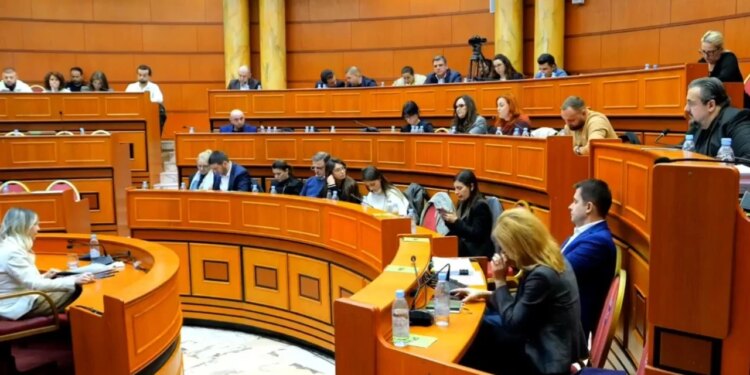Këshilli Bashkiak i Tiranës miraton Buxhetin 2026 në mungesë të kryebashkiakut Erion Veliaj.
