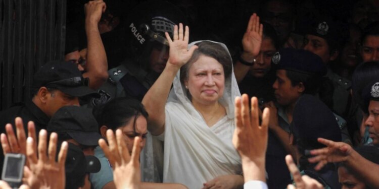 Khaleda Zia, kryeministrja e parë grua në Bangladesh, ndërron jetë në moshën 80 vjeçare.