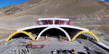 Kina çel për qarkullim tunelin më të gjatë në botë, i cili ka një gjatësi prej 22.13 km, një arritje e jashtëzakonshme në fushën e inxhinierisë.