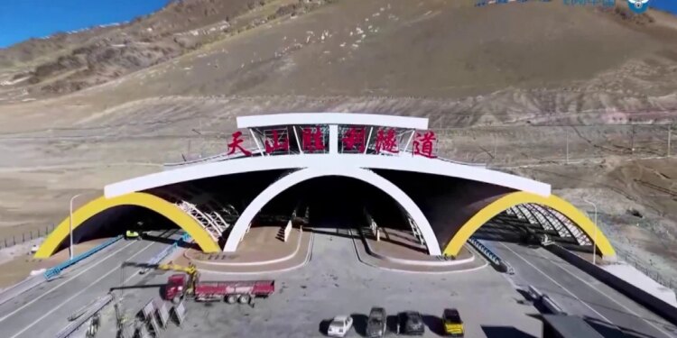 Kina çel për qarkullim tunelin më të gjatë në botë, i cili ka një gjatësi prej 22.13 km, një arritje e jashtëzakonshme në fushën e inxhinierisë.