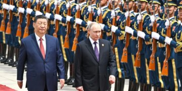 Kina ofron mbështetje për Rusinë, ndërsa BE-ja po analizon dërgimin e armëve për përdorim në luftë në Ukrainë.