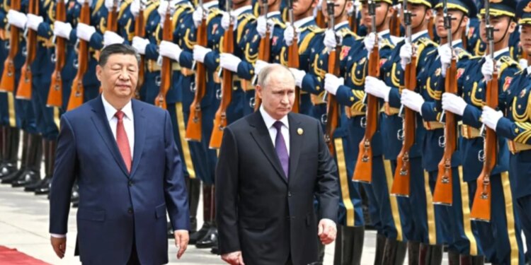 Kina ofron mbështetje për Rusinë, ndërsa BE-ja po analizon dërgimin e armëve për përdorim në luftë në Ukrainë.