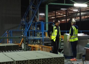 Kleringu rrezikon ndërtimin: Mungesa e likuiditetit, prodhuesit e tullave paralajmërojnë për krizë dhe mundësi falimentimi.