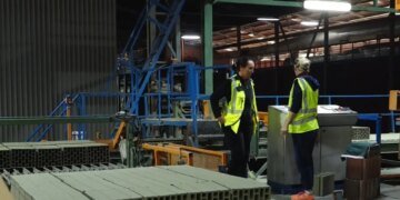 Kleringu rrezikon ndërtimin: Mungesa e likuiditetit, prodhuesit e tullave paralajmërojnë për krizë dhe mundësi falimentimi.