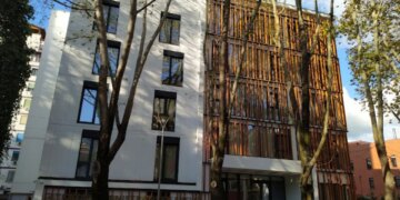 Kompleksi në Rana e Hedhun u legalizua pa autorizim, Apeli rrit masat për 5 zyrtarë dhe lë në burg ish-kreun e ASHK.