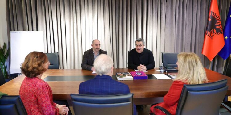 “Koncerti ‘Violinat e Shpresës’ me instrumente muzikore artefakte nga kampet e përqendrimit gjatë Holokaustit do të zhvillohet në 2026 në Shqipëri.”