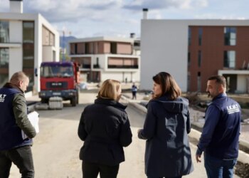 Kontrolli i lejeve të ndërtimit, ministrja Koçiu viziton Farkën: Ky aktivitet ka për qëllim përmirësimin e standardeve dhe sigurinë e qytetarëve