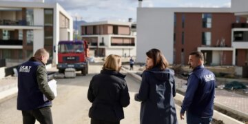 Kontrolli i lejeve të ndërtimit, ministrja Koçiu viziton Farkën: Ky aktivitet ka për qëllim përmirësimin e standardeve dhe sigurinë e qytetarëve