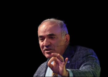 Kremlini lëshon ndalim për legjendën e shahut, duke e akuzuar për mbështetje të terrorizmit.