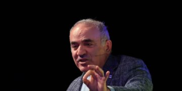 Kremlini lëshon ndalim për legjendën e shahut, duke e akuzuar për mbështetje të terrorizmit.