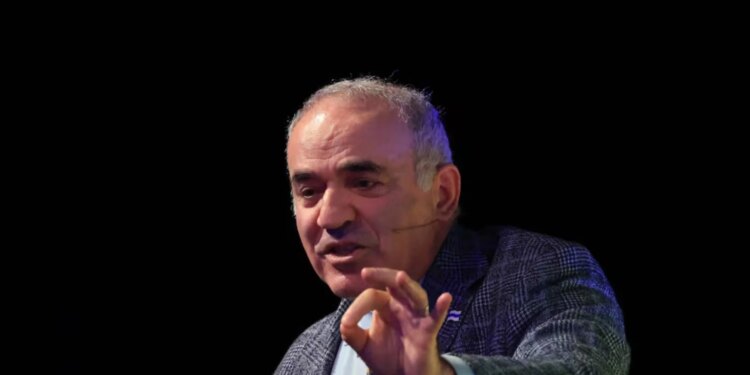 Kremlini lëshon ndalim për legjendën e shahut, duke e akuzuar për mbështetje të terrorizmit.