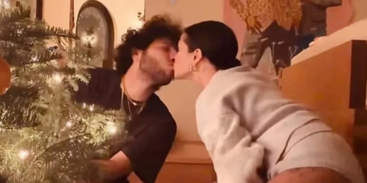 Krishtlindjet e para në çift: Selena Gomez ndan çaste intime me Benny Blancon