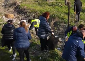 Kryeministri Rama ndan imazhe nga procesi i pastrimit të Vjosës në Novoselë.