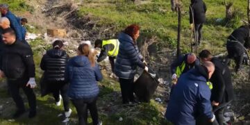 Kryeministri Rama ndan imazhe nga procesi i pastrimit të Vjosës në Novoselë.